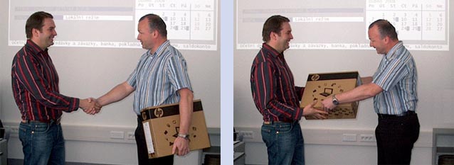 Předávání první ceny – notebooku výherci panu Mgr. Karlu Šotovi