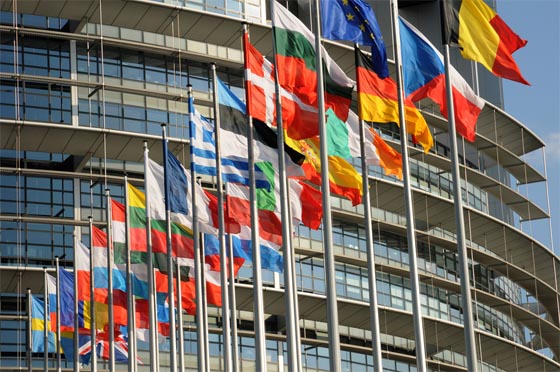 Vlajky před budovou Evropského parlamentu